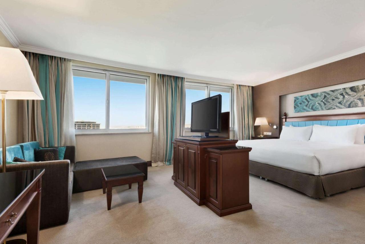 Wyndham Grand Kayseri Exterior photo A room at the Hilton London Heathrow